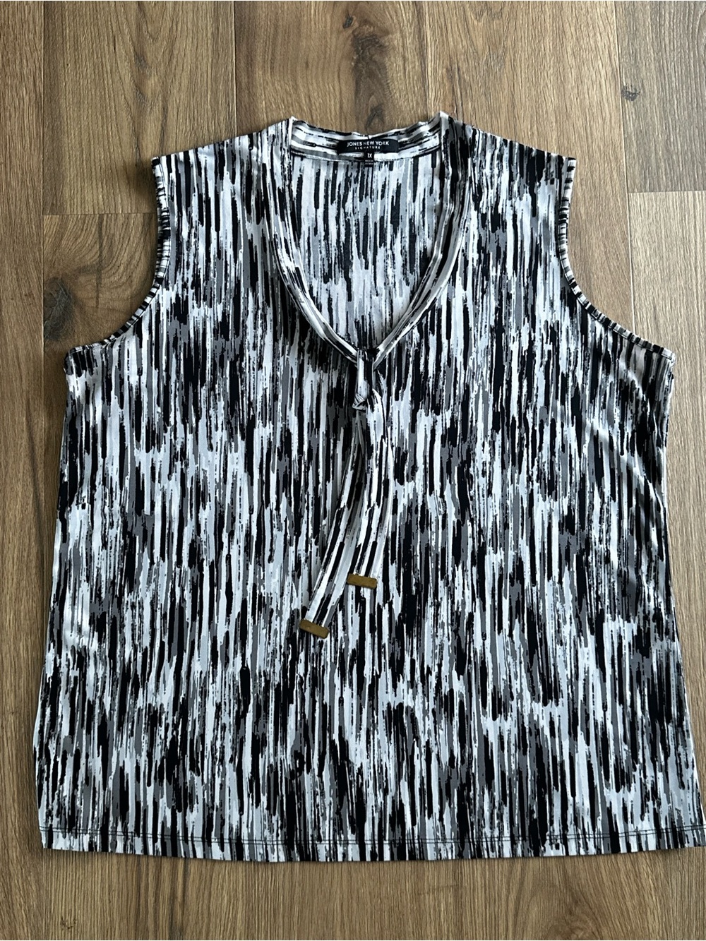 Jones New York Black and White Sleeveless Tie-Front Camisole